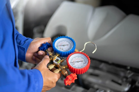 Vérifiez la recharge du réfrigérateur du système de climatisation de la voiture