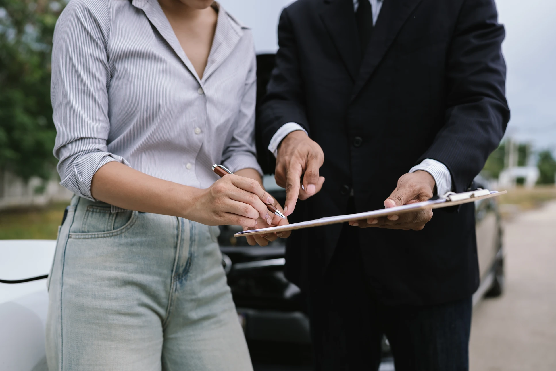 Mécanicien automobile travaillant sous un véhicule surélevé dans un garage professionnel